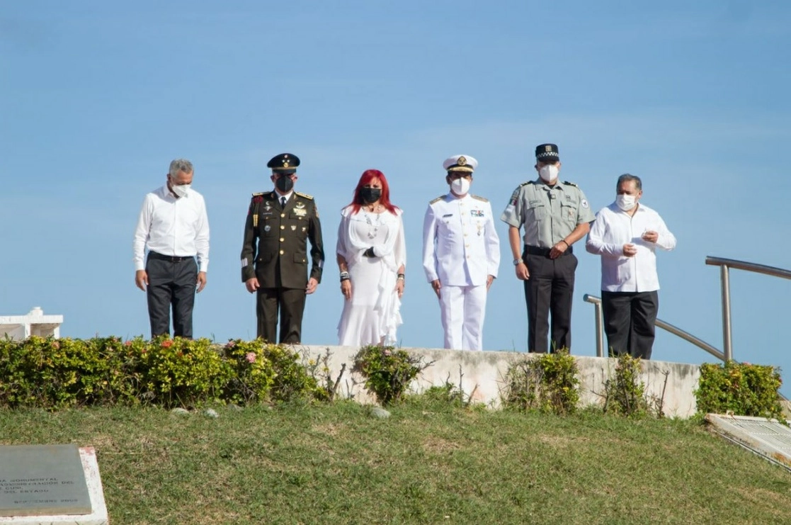 La gobernadora de Campeche Layda Sansores durante el desfile cívico militar con la participación de la Policía, Militar, Naval y Guardia Nacional en el estado, el 16 de septiembre de 2021. Foto tomada de Twitter de @LaydaSansores