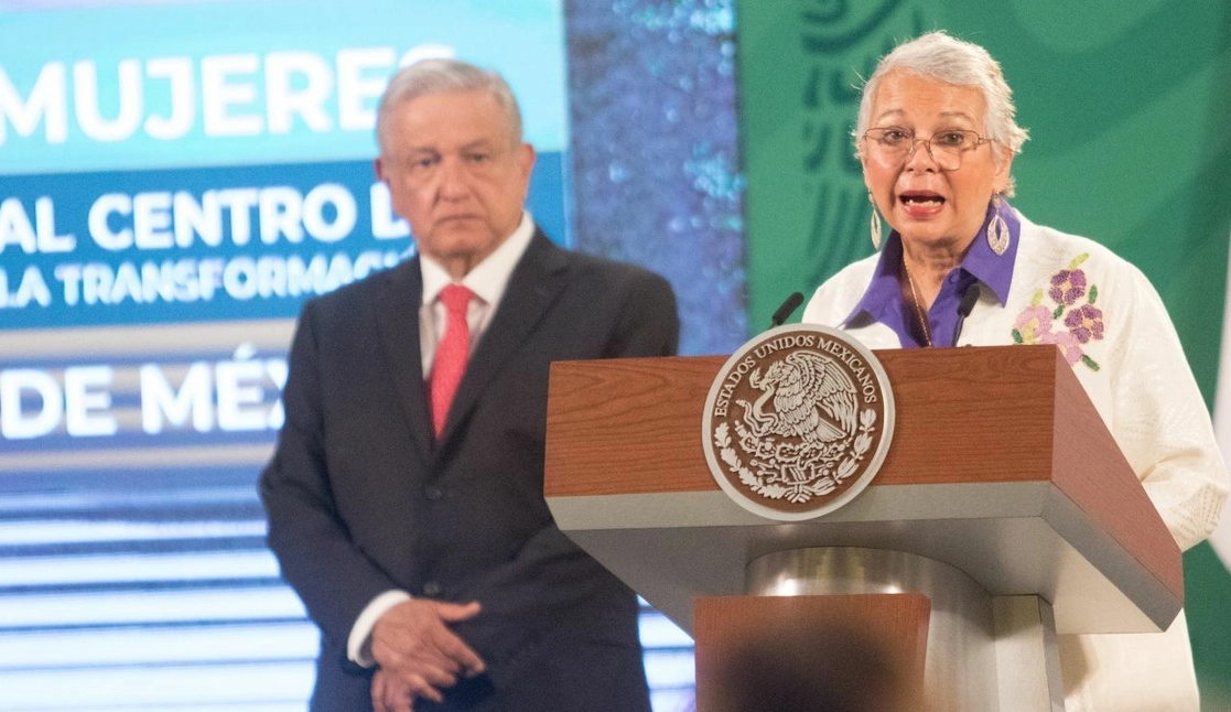 La secretaria de Gobernación, Olga Sánchez Cordero, acompañada del presidente Andrés Manuel López Obrador, durante la conferencia matutina de prensa en Palacio Nacional, el 8 de marzo de 2021. Foto Cuartoscuro