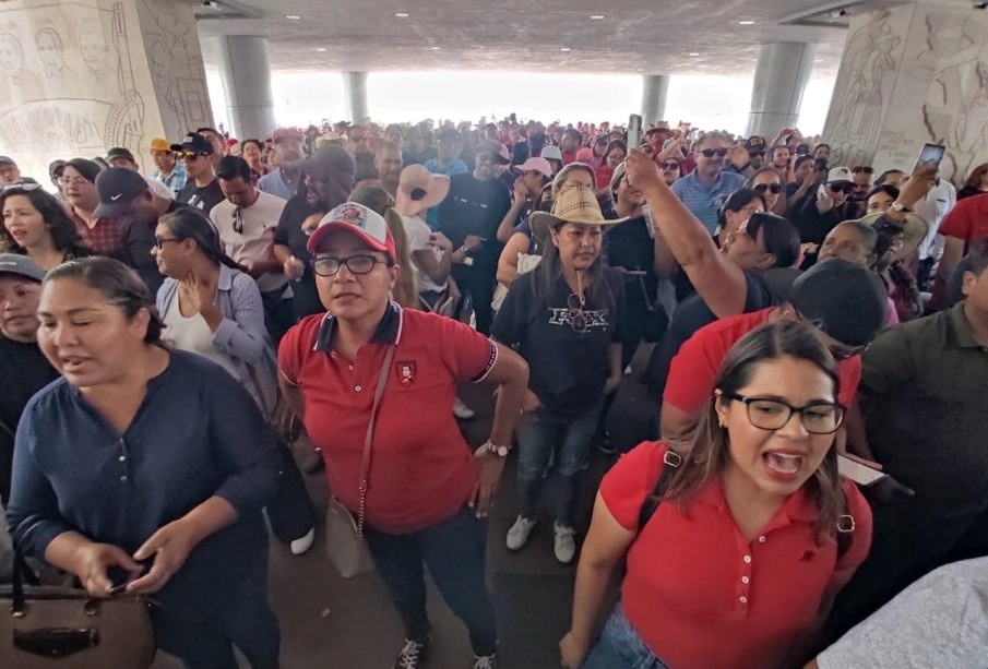 Trabajadores de la educación que realizaban una manifestación a las afueras del Palacio de Gobierno no hicieron esperar su respuesta, por lo que rechazaron la propuesta del gobierno del estado. Foto tomada de X.