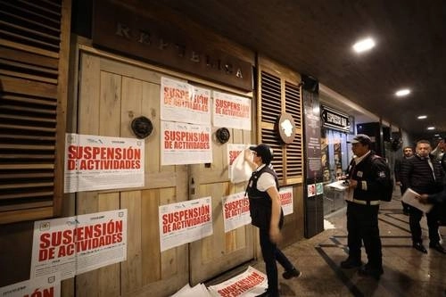 Personal del Invea colocando sellos de suspensión en antros de Polanco en imagen de archivo tomada del perfil de X de la dependencia capitalina.