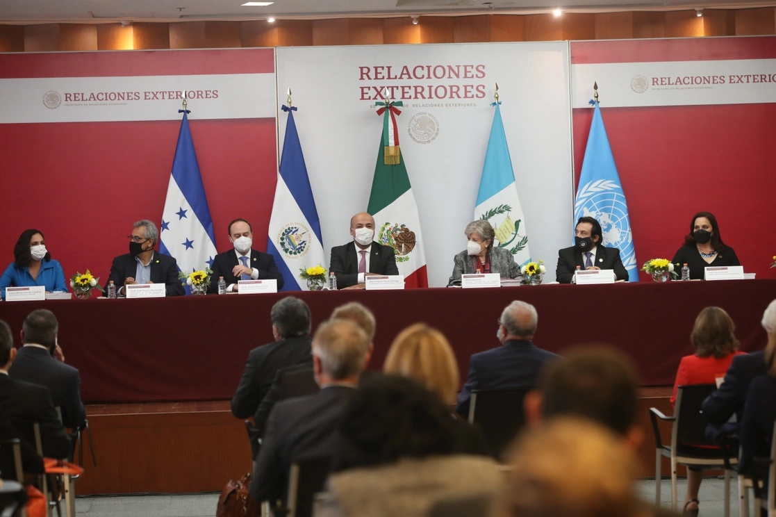 Durante la presentación del proyecto de la Cepal en la cancillería, Alicia Bárcena (cuarta de izquierda a derecha) estuvo acompañada por funcionarios de los gobiernos de El Salvador, Guatemala, Honduras y México, el 17 de septiembre de 2021. Foto Yazmín Ortega Cortés