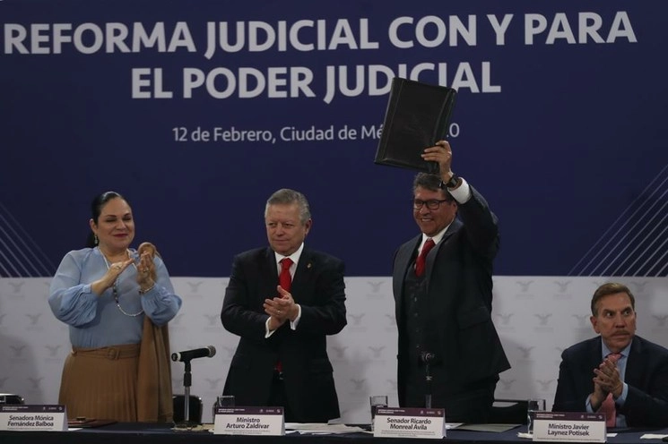 La senadora Mónica Fernández, el ministro presidente de la Suprema Corte de Justicia de la Nación, Arturo Zaldívar; y el senador Ricardo Monreal, durante el protocolo de entrega de la propuesta de Reforma Judicial en la SCJN. Foto José Antonio López
