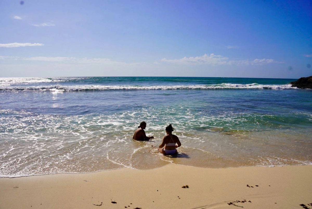 En Tulum, la CONANP comenzó a cobrar una cuota para acceder al Parque Nacional desde el 20 de febrero de 2023. En diciembre de 2024 el Grupo Aeroportuario, Ferroviario, de Servicios Auxiliares y Conexos Olmeca-Maya-Mexica administrada por el Ejército impuso cuotas a más playas públicas como Santa Fe, Pescadores y Paraíso. Foto 