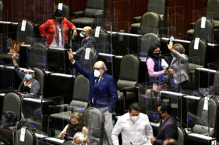 La iniciativa fue firmada por Pablo Gómez (al centro) y acompañada por otros diputados de Morena. En la imagen, el diputado federal durante una sesión en San Lázaro. Foto Luis Castillo