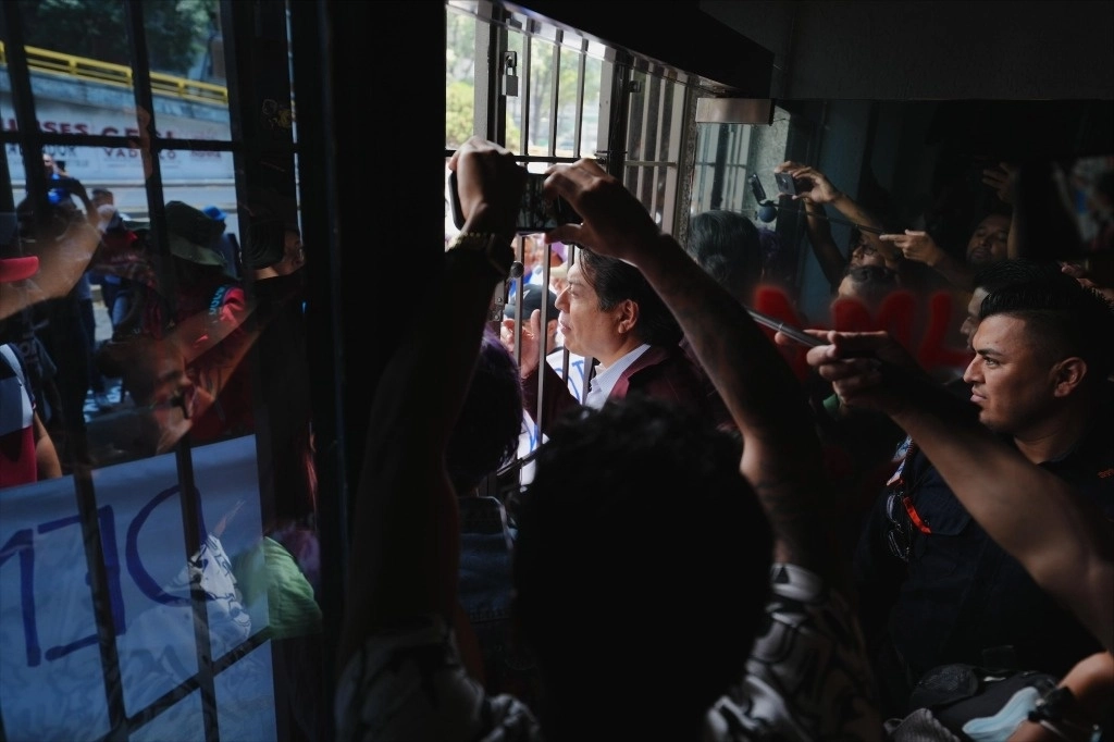 Mario Delgado y reporteros durante la protesta de la cnte en la sede nacional de Morena. Foto: La Jornada 