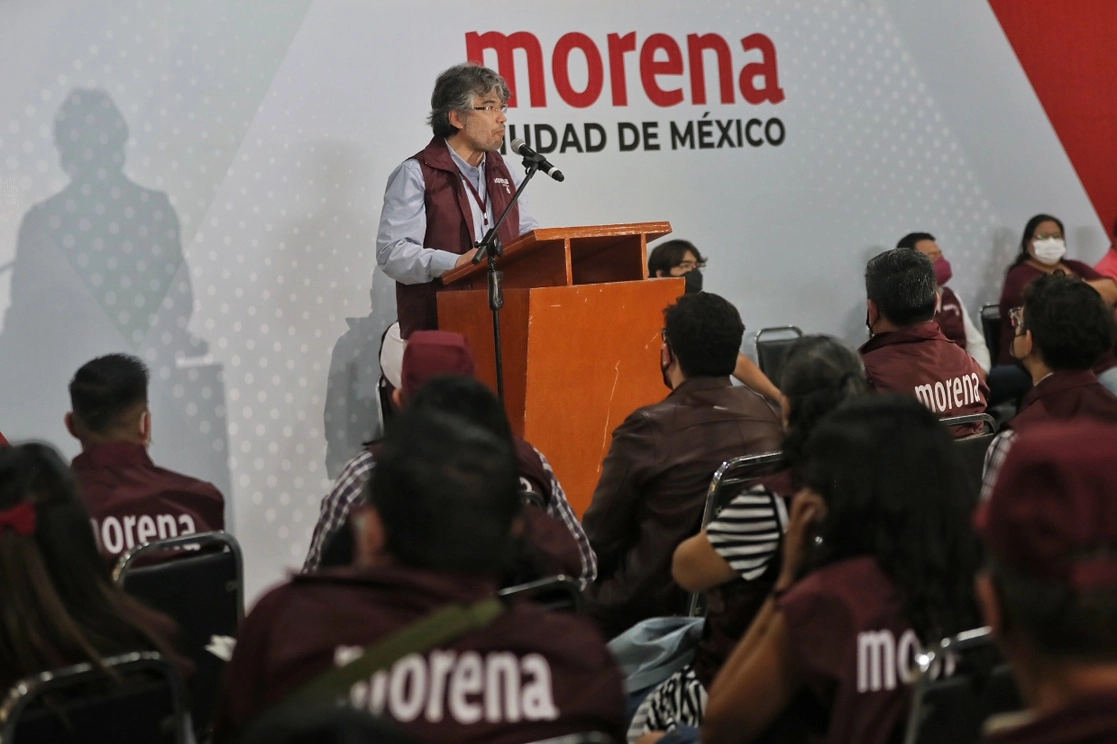 Tomás Pliego, dirigente de Morena en CDMX, acudió al IECM a levantar la queja contra la alcaldesa Sandra Cuevas. Foto Marco Peláez/Archivo