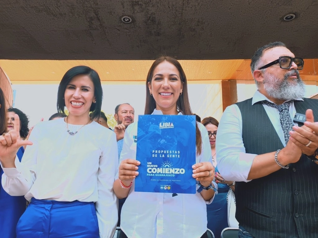 En los panfletos, distribuidos en comunidades de los municipios de León y Guanajuato, “me vinculan con personajes con los que yo no tengo vinculación, ex presidentes de México”, comentó. Foto Carlos García 