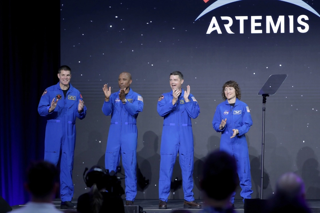 La NASA presentó hoy a los cuatro primeros astronautas, incluida una mujer y un afroamericano, que tripularán misiones Artemis. Foto Ap