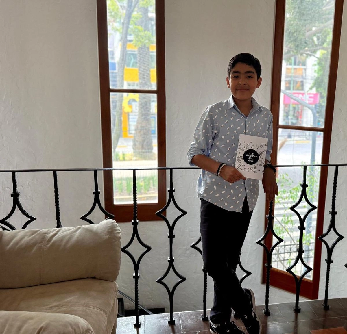 El joven escritor, Diego Emilio Rodríguez presentando 'Los Rodantes del Rock'. Foto