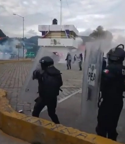 Elementos policíacos durante la agresión contra normalistas. Imagen tomada de video difundido por estudiantes