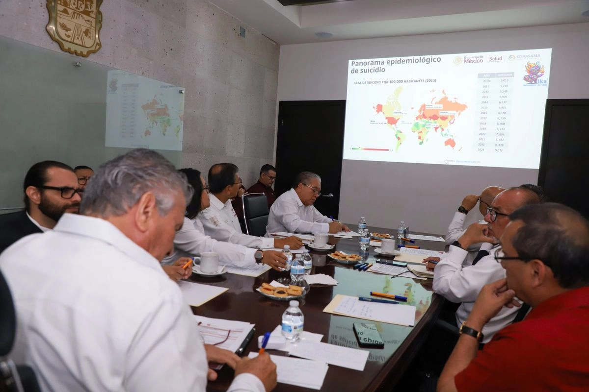 La reunión fue presidida por el secretario Hernández Navarro y el subsecretario Ramiro López Elizalde, con la presencia de representantes del IMSS, ISSSTE, IMSS-Bienestar y funcionarios clave del sector.