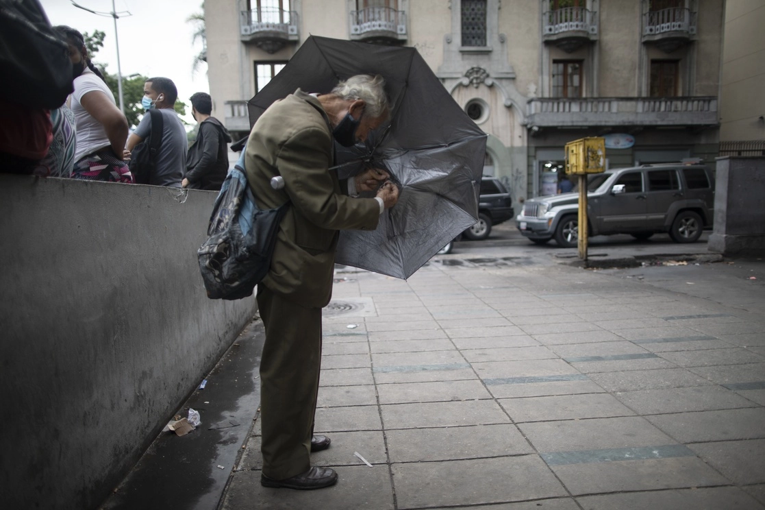 Venezuela enfrenta la más grave crisis económica de su historia reciente, la cual es incrementada por las sanciones internacionales en su contra. La imagen, del 17 de junio de 2021. Foto Ap