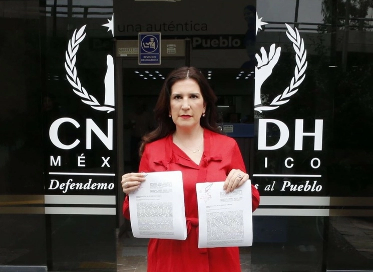 La senadora panista Kenia López Rabadán fue la encargada de presentar las quejas, en nombre de los 20 integrantes de su bancada, el 27 de julio de 2023. Foto tomada de Twitter @kenialopezr