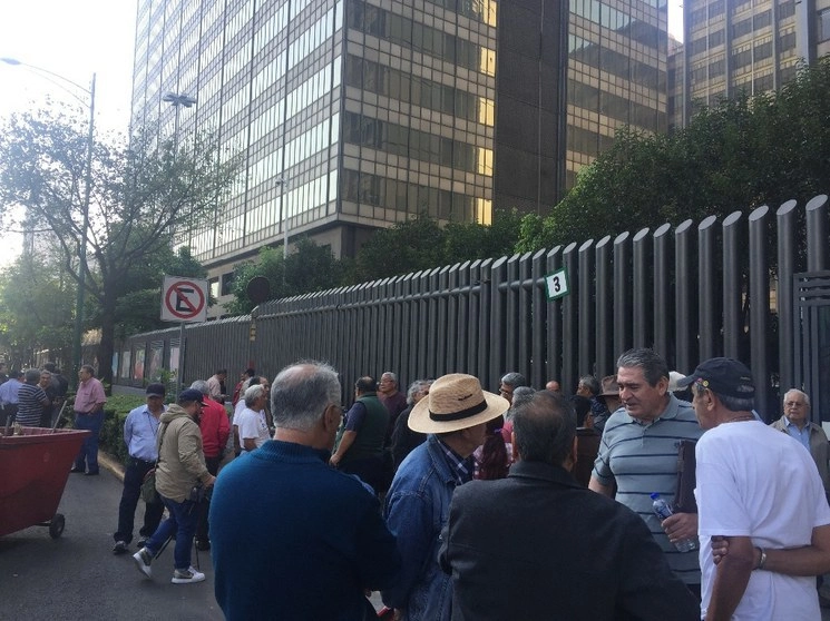 Protesta de trabajadores de Petróleos Mexicanos, jubilados y en activo, en el centro administrativo en la Torre Ejecutiva para denunciar el problema de desabasto de medicamentos en los hospitales, el 20 de febrero. Foto Israel Rodríguez