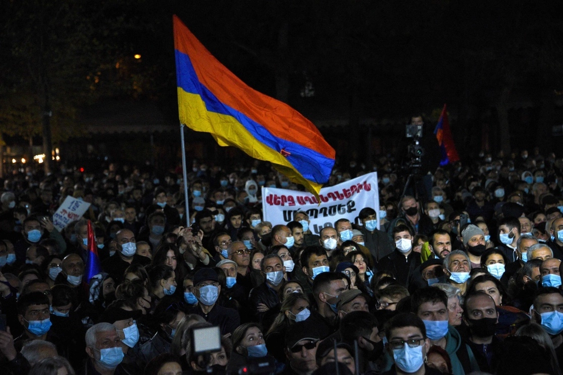 En imagen de archivo, miles de armenios se manifiestan en la capital de Ereván. Foto Afp