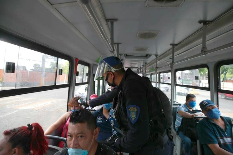 Policías auxiliares toman la temperatura a usuarios del transporte público en las inmediaciones de la Central de Abastos. Foto: Alfredo Domínguez / archivo 