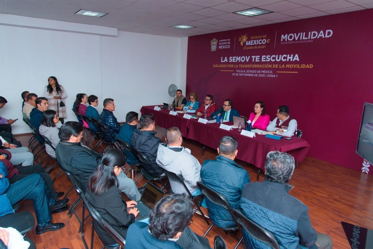 Al reunirse con líderes y concesionarios del transporte público, Daniel Sibaja González, titular de la Semov, destacó que la integración de este sector al nuevo medio de transporte masivo, será con transparencia y certeza, mediante mesas de trabajo para alcanzar consensos. 

 
