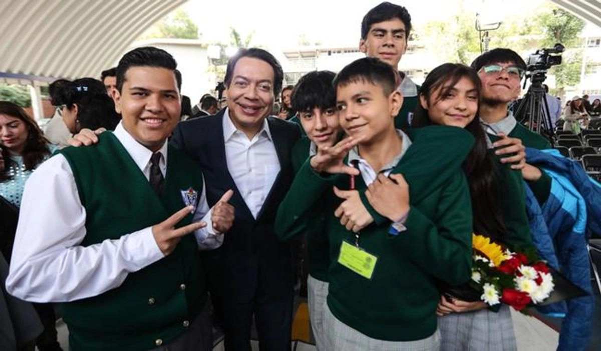 El titular de la Educación Publica, Mario Delgado junto con estudiantes de educación básica en imagen de archivo. Foto 