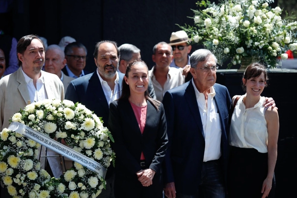 La candidata presidencial de la coalición Sigamos Haciendo Historia, Claudia Sheinbaum, y el ingeniero Cuauhtémoc Cárdenas asisten a la presentación del eje temático "República soberana con energía", donde se colocó un arreglo floral en el mausoleo a Lázaro Cárdenas, en el Monumento a la Revolución, en la Ciudad de México, el 18 de marzo de 2024. Foto Cristina Rodríguez