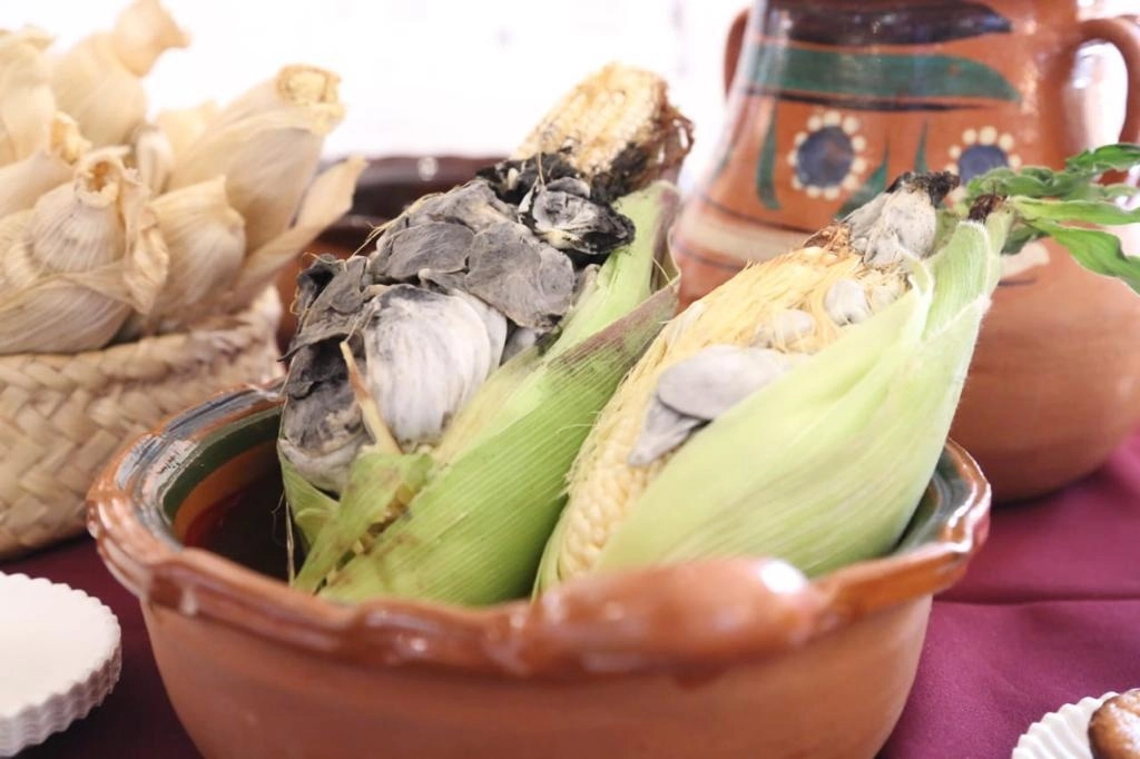 Entre los platillos expuestos derivados del elote y hortalizas cosechados en el ejido están: panqués, pan, pastel de huitlacoche y chileatole. Foto cortesía