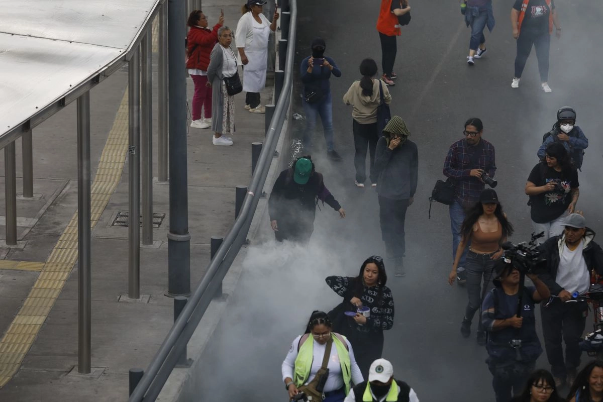 Al final de la marcha encapuchados rompieron cristales de MUAC. Foto 
