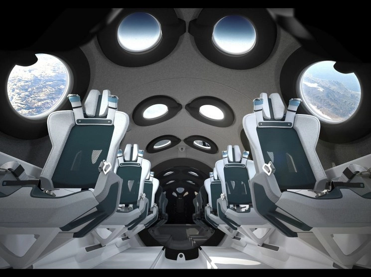 La compañía de viajes espaciales Virgin Galactic presentó el interior de la cabina de su primer vehículo SpaceshipTwo, VSS Unity, que transportará turistas en vuelos suborbitales. Foto Ap
