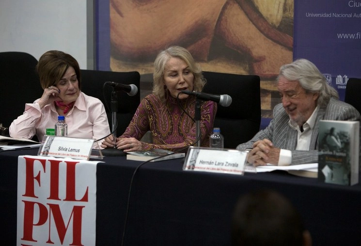 Anamari Gomís, Silvia Lemus y Hernán Lara, durante la presentación del libro ‘A viva voz’, de Carlos Fuentes, en la 41 edición de la Feria Internacional del Libro del Palacio de Minería. Foto Guillermo Sologuren