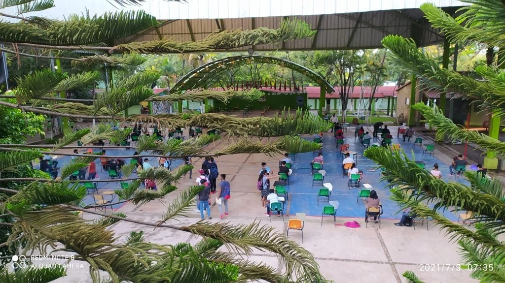 Las autoridades educativas aplicaron los protocolos sanitarios a fin de brindar seguridad a los jóvenes. Foto La Jornada 