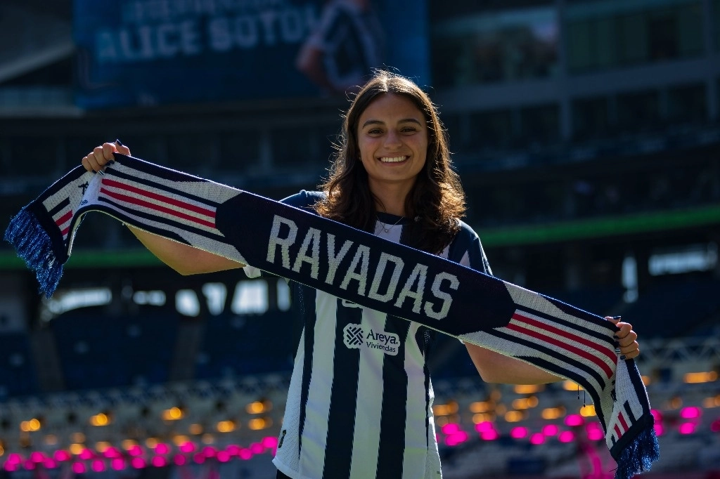 Como joven promesa, Soto debutó con tan solo 13 años en el Pachuca en el 2020 y tres años años recibió el Balón de Oro de la Liga BBVA Femenil como la mejor jugadora juvenil. Foto tomada de X @Rayadas.
