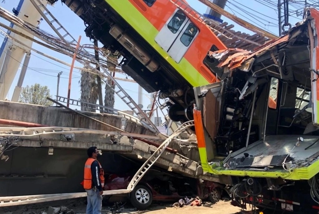 Retiro de los restos del tren dañado por el incidente de la Línea 12 del Metro. Foto Luis Castillo / Archivo
