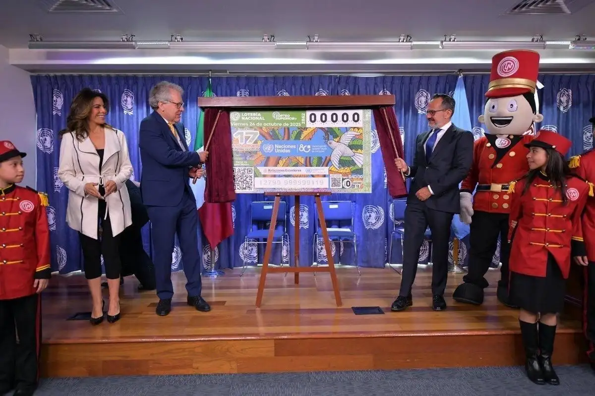 Este jueves se presentó en la sede de las Naciones Unidas en México el billete conmemorativo del Sorteo Superior No. 2862 de la Lotería Nacional, dedicado al 80 aniversario de la Organización de las Naciones Unidas (ONU). Foto