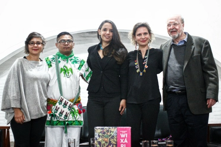 Susana Chávez Brandon, directora del Museo Cabañas; Tutupika Carrillo, investigador de la Universidad Autónoma de Nayarit y traductor al wixárika del catálogo; Giovana Jaspersen, secretaria de Cultura Jalisco; Diana Negrín da Silva, curadora de la muestra y el académico Guillermo de la Peña, durante la presentación del catálogo. Foto cortesía de Cultura Jalisco 
