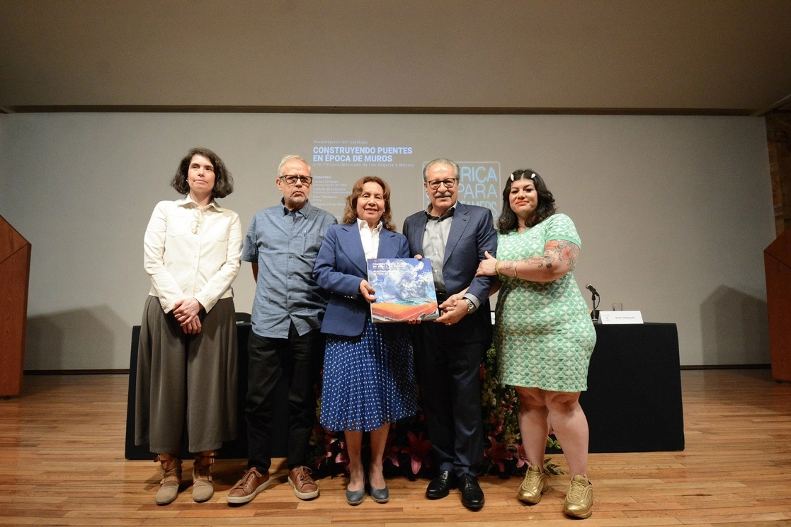 Presentación del catálogo de la exposición —que recorrió seis estados del país— "Construyendo puentes en época de muros. Arte Chicano / Mexicano de Los Ángeles a México", en la Sala Manuel M. Ponce de Bellas Artes. Foto @bellasartesinba