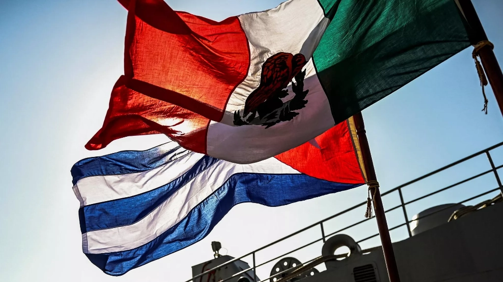 Banderas de México (der) y Cuba (c) en imagen de archivo. Foto Afp