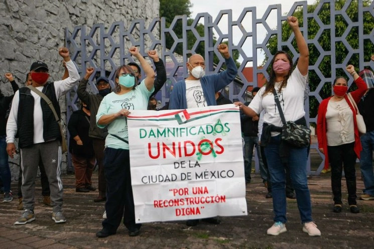 Miembros de Damnificados Unidos de la Ciudad de México se manifiestan frente a la Comisión de Derechos Humanos de la capital para presentar una queja por la violación de los derechos que han recibido por parte de funcionarios públicos del gobierno, sobre avenida Universidad 1449, colonia Axotla, alcaldía Álvaro Obregón. Foto Pablo Ramos