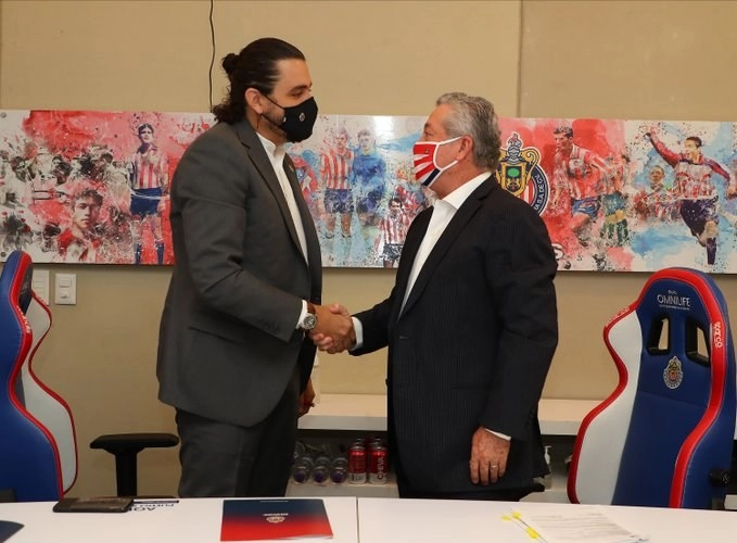 Víctor Manuel Vucetich, durante su presentación oficial como técnico del Guadalajara. Foto tomada del Twitter de @Chivas
