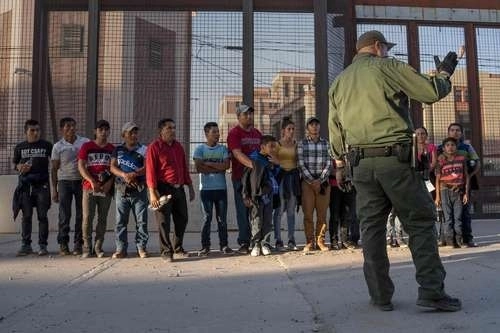Indocumentados en El Paso, Texas, a la espera de ser regresados a México. Foto Afp/ archivo