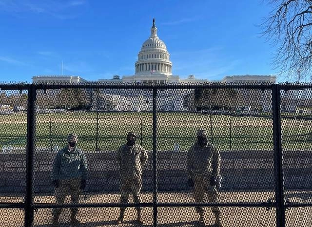 Soldados de la Guardia Nacional estadunidense custodian el Capitolio, tras la irrupción de simpatizantes del presidente saliente Donald Trump la semana pasasda. Foto Afp 