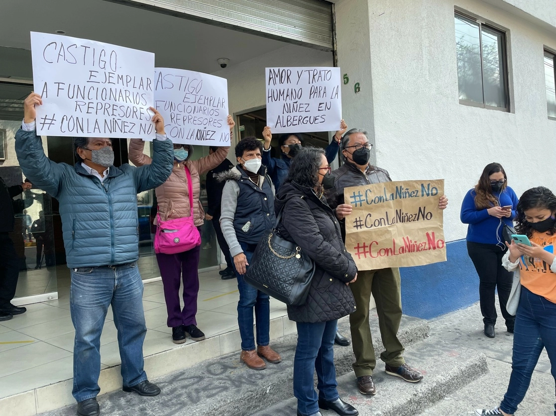 Protesta en la FGJ-CDMX contra el maltrato a menores de edad en los albergues de la capital del país, el 8 de febrero de 2022. Foto Laura Gómez Flores