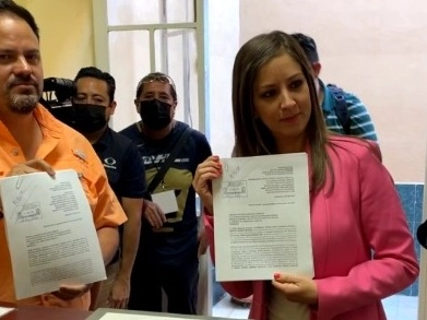 Isaac Barrios, delegado del CEN de Movimiento Ciudadano en Aguascalientes, y Anayeli Muñoz, candidata al gobierno del estado por dicho partido. Foto Claudio Bañuelos 