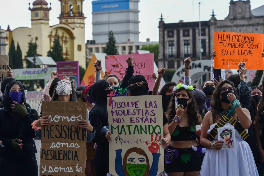 En imagen de archivo, protesta de varios colectivos afuera del palacio de gobierno del estado de México, en Toluca, para exigir que se esclarezcan los feminicidios cometidos en la entidad. Foto Cuartoscuro