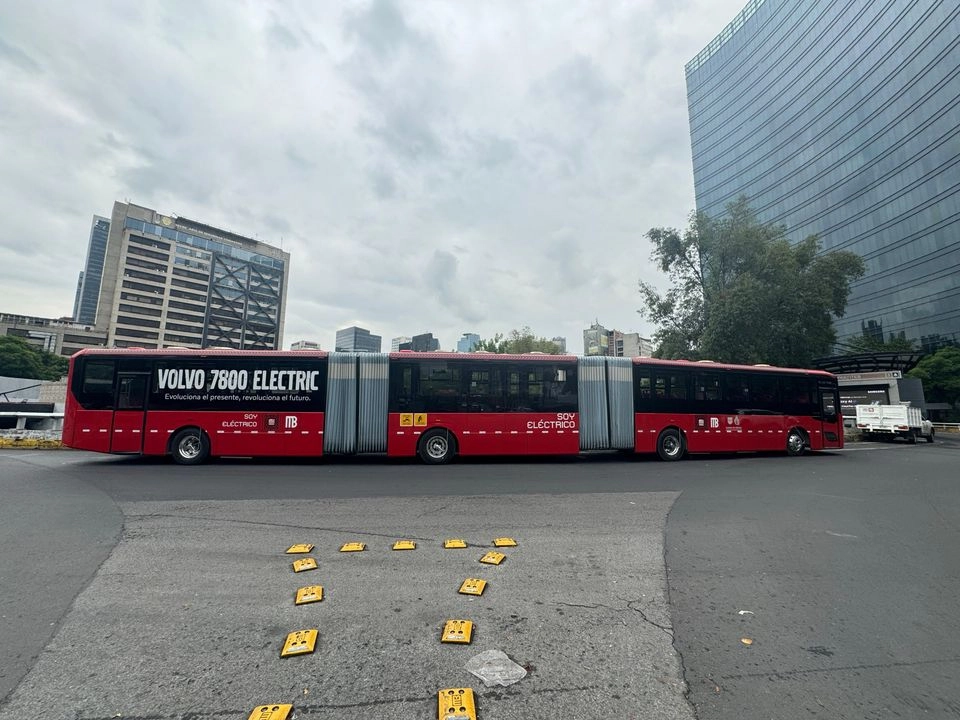 La jefa de Gobierno de la Ciudad de México, Clara Brugada, encabezó la puesta en marcha de cuatro unidades de Metrobús, cien por ciento eléctricas, en la Glorieta de Insurgentes. 