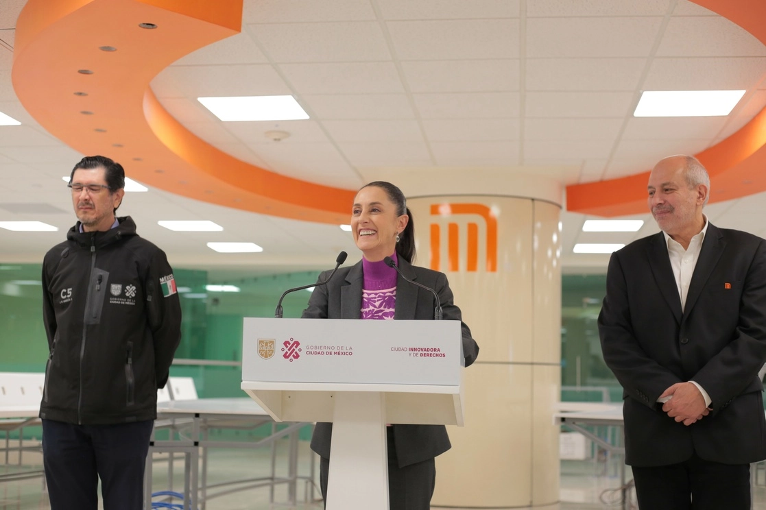 La jefa de Gobierno, Claudia Sheinbaum, presentó el nuevo Puesto Central de Control (PCC-1) del Metro, el cual apoyará en tareas de tránsito e interacción entre trenes. Foto ‘La Jornada’

