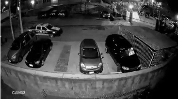 El policía fue captado por cámaras de seguridad en un fraccionamiento del municipio Nicolás Romero, Edomex. Foto tomada del video