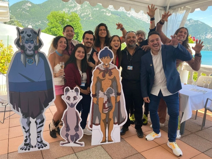 El equipo de 'La Marca del Jaguar' en el festival de Annecy imitando la garra de un jaguar; al frente con gafete Víctor Mayorga, guionista y director. Foto Alia Lira Hartmann