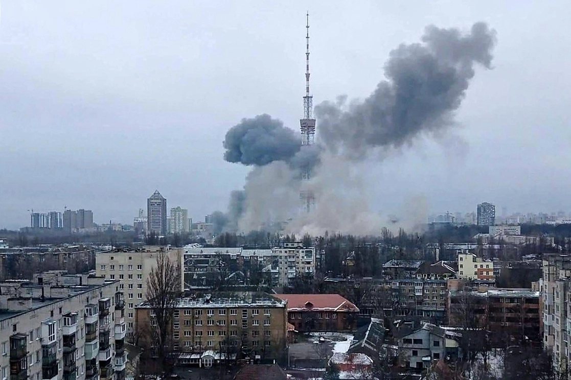 El humo se eleva después de un ataque con misiles contra el centro de televisión de la capital ucrania en Kiev, el 1 de marzo de 2022. Foto Servicio de Prensa del Ministerio del Interior de Ucrania vía Afp