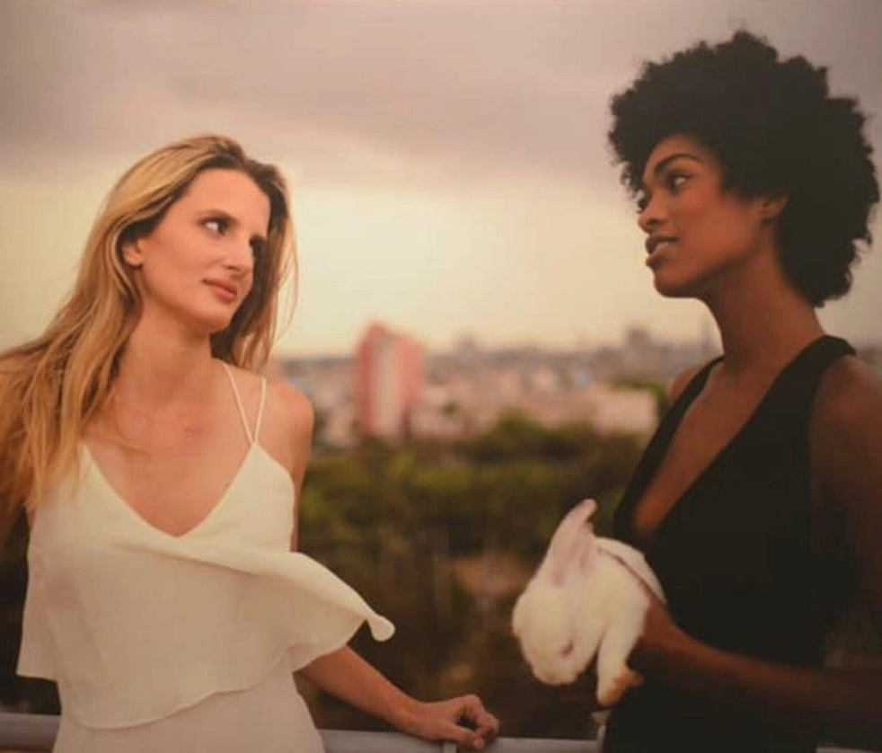 Las imágenes de las Expo muestras aspectos de Cuba encuadrados en episodios del cuento Alicia en el país de las Maravillas. Foto Cortesía de la expo