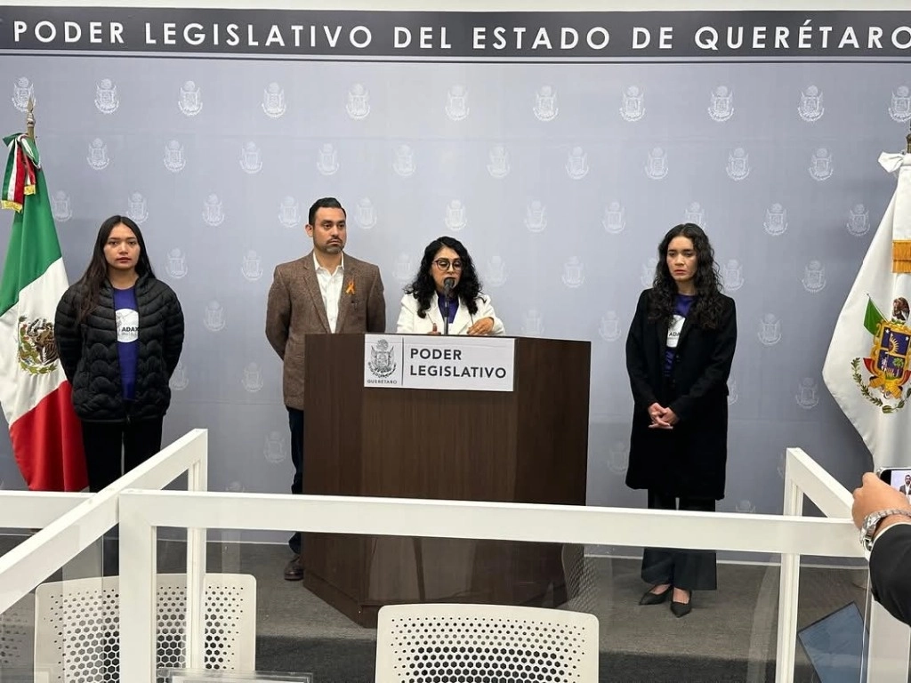 La activista Mayra Dávila del colectivo Adax Digitales, junto con el diputado local de Morena, Homero Barrera, presentaron una iniciativa de ley para castigar la violencia digital y la violencia mediática. Foto La Jornada