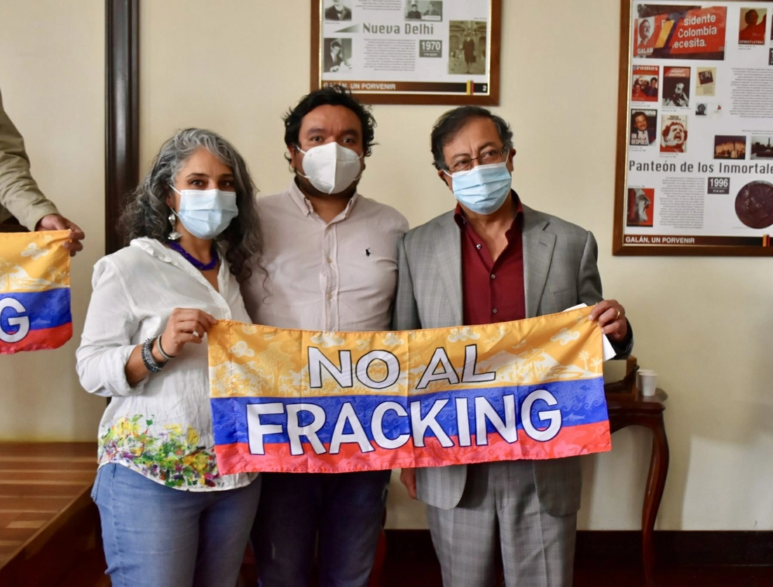 El presidente Gustavo Petro (der.) ha mosttrado su oposición a la implementación del fracking para la extracción de hicrocarburos en Colombia. Foto tomada de Twitter @PizarroMariaJo.
