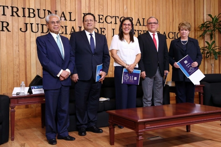 Participantes en la presentación del libro del magistrado Indalfer Infante (cuarto de izq. a der.) Foto TEPJF